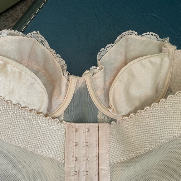 VTG Frederick's of Hollywood Lace Bustier in Cream - Picture 5 of 6